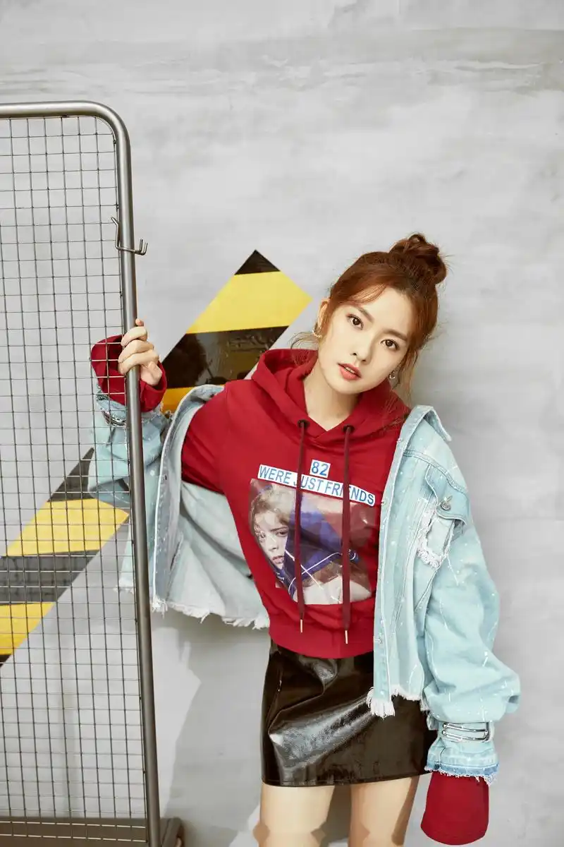 唐人风向标 【陈语安 曝写真长腿抢镜 青春活力少女感满满】 近日