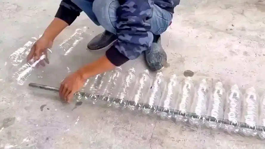 男人用废塑料瓶制作出独特精美的乡村庭院桌椅