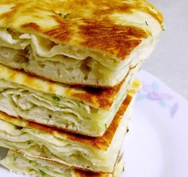 自制分层诱人的葱油发面饼