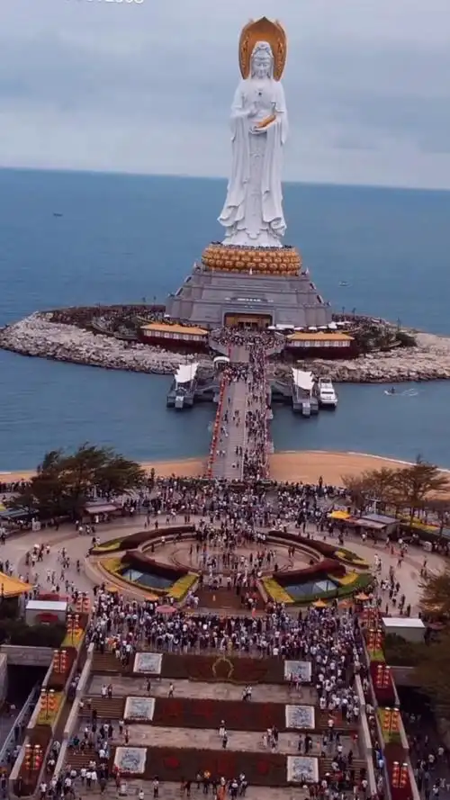 南海边,南海观音菩萨大佛高108米