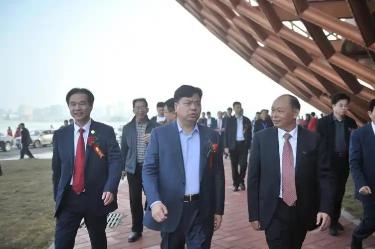 六桂福珠宝集团董事长翁国强(中)在海丝国际珠宝时尚周