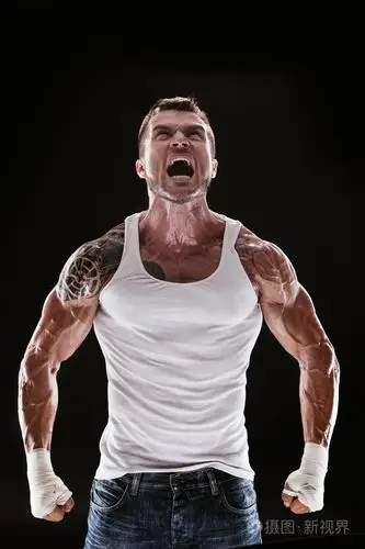 肌肉男尖叫声和轰鸣声