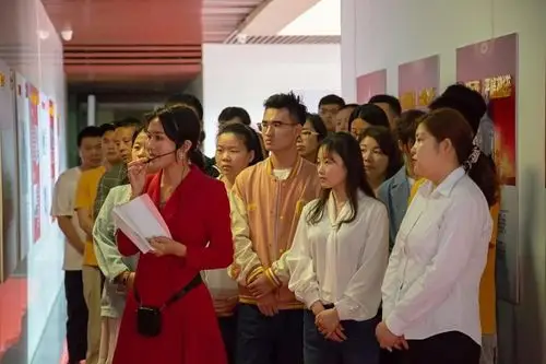 为迎接"七一"建党节到来,庆祝中国共产党成立 100 周年,进一步深化