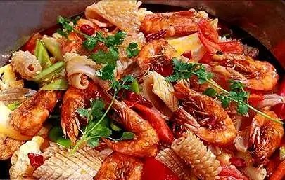 干锅鱿鱼虾 --- 色泽诱人 香辣开胃 谢谢转发 关注