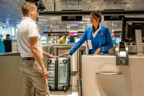 在办理行李托运的时候,可以让工作人员帮忙贴上"易碎(fragile)"