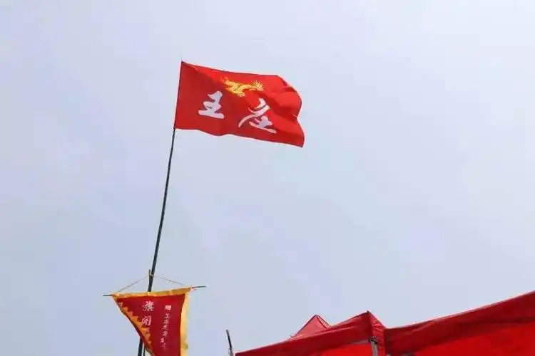 大旱,东海小白龙受伤落难于王庄村,好心的王氏祖先用草毡搭救了小白龙