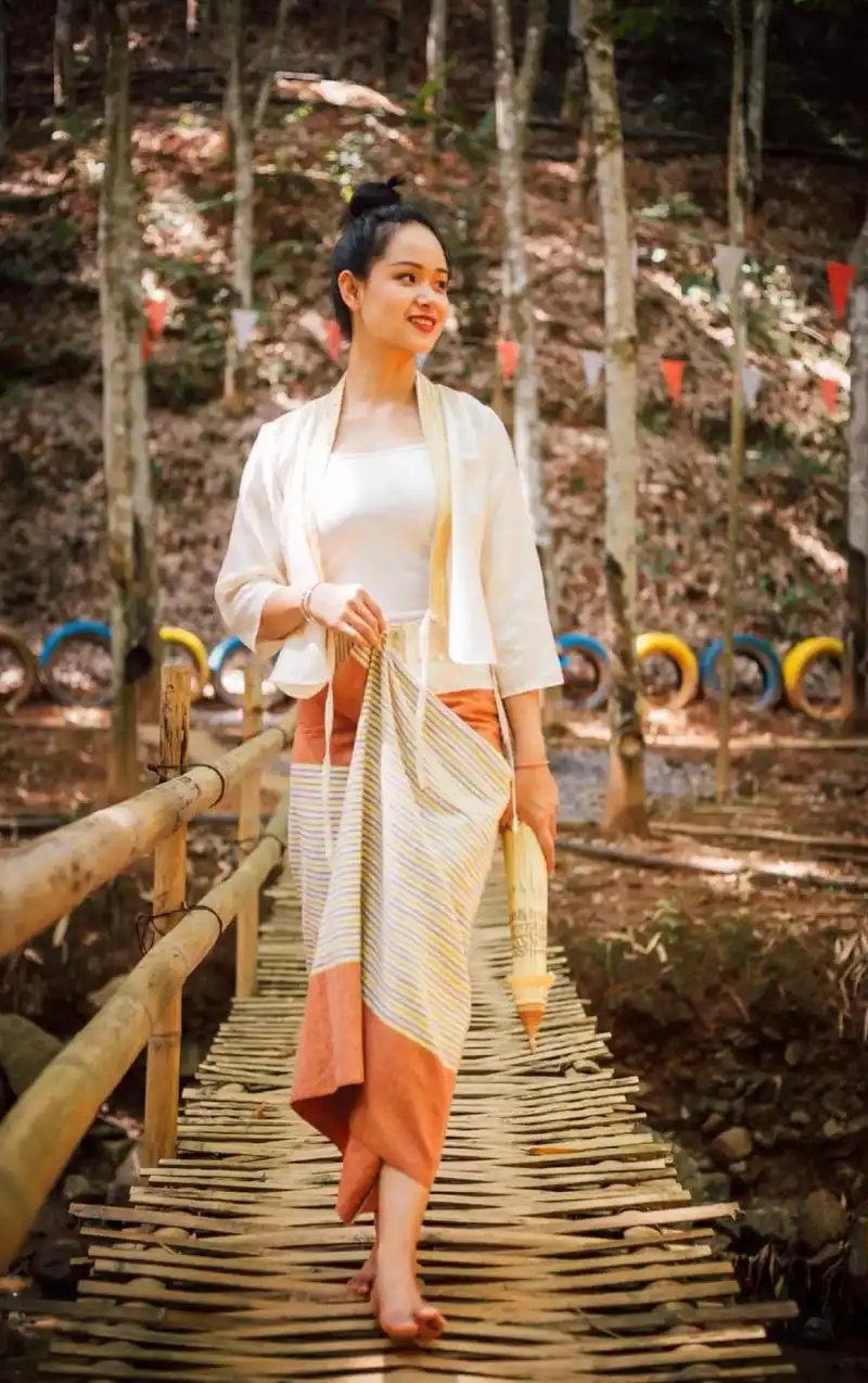 小桥流水人家的桥上有个美女00.#云南西双版纳女孩 #少数民 - 抖音