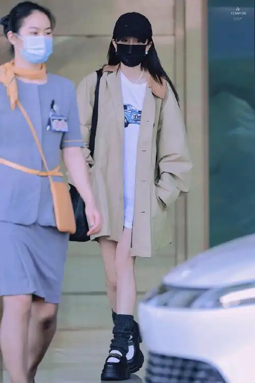 杨幂私服##杨幂卡其色风衣##杨幂初秋穿搭##今日星拍放送