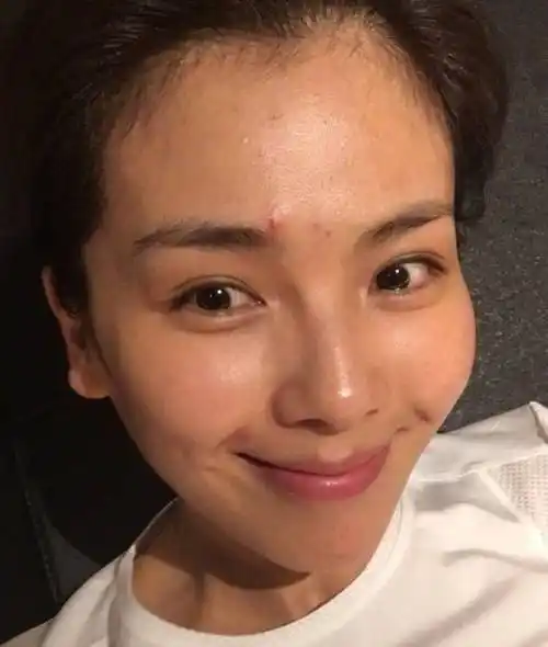 当然,从照片中我们可以看到,完全纯素颜 不美颜 无滤镜!