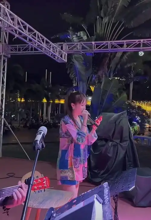 赵本山女儿现身街头唱歌场地简陋舞台狭小飙高音引路人围观