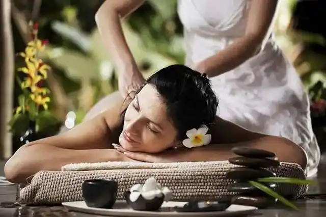 在美容院或massage会馆消费时,理疗师经常会建议顾客再做一个背