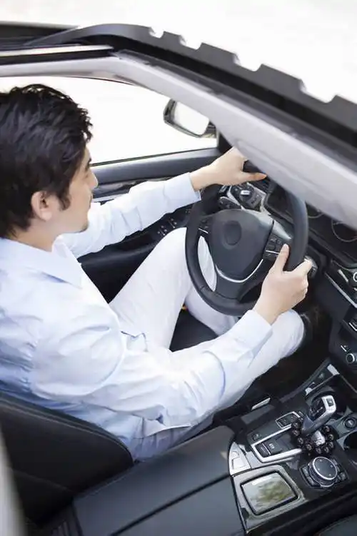 年轻男子开车 分享到: 图片编号: tkf005_297721 授权许可类型: rf