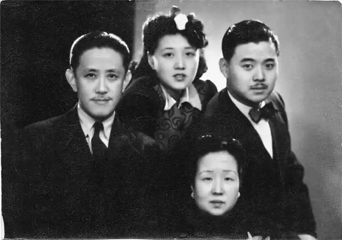 袁世凯家眷照:五夫人杨氏儿孙同框,五个女儿个个很像