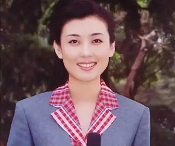 回顾央视美女主持人李红:被造谣拜金嫁豪门,如今44岁婚姻成谜