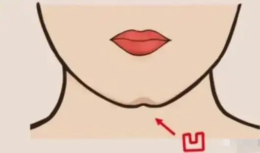 下巴有凹坑面相 下巴有疤的女人面相