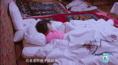 晚上睡觉前,他会给考拉讲睡前故事,温柔地哄她睡觉.