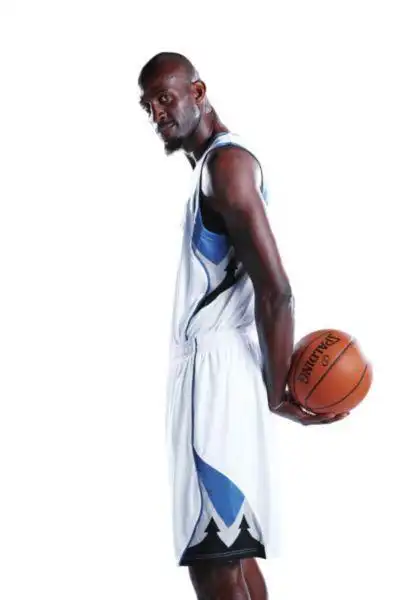 那时加内特体重轻,在那次内线搏杀肌肉棒子中,很难立于不败之地,因此