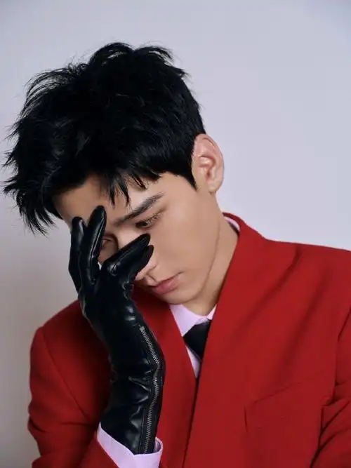 龚俊中国红西装##龚俊 特别的出发图