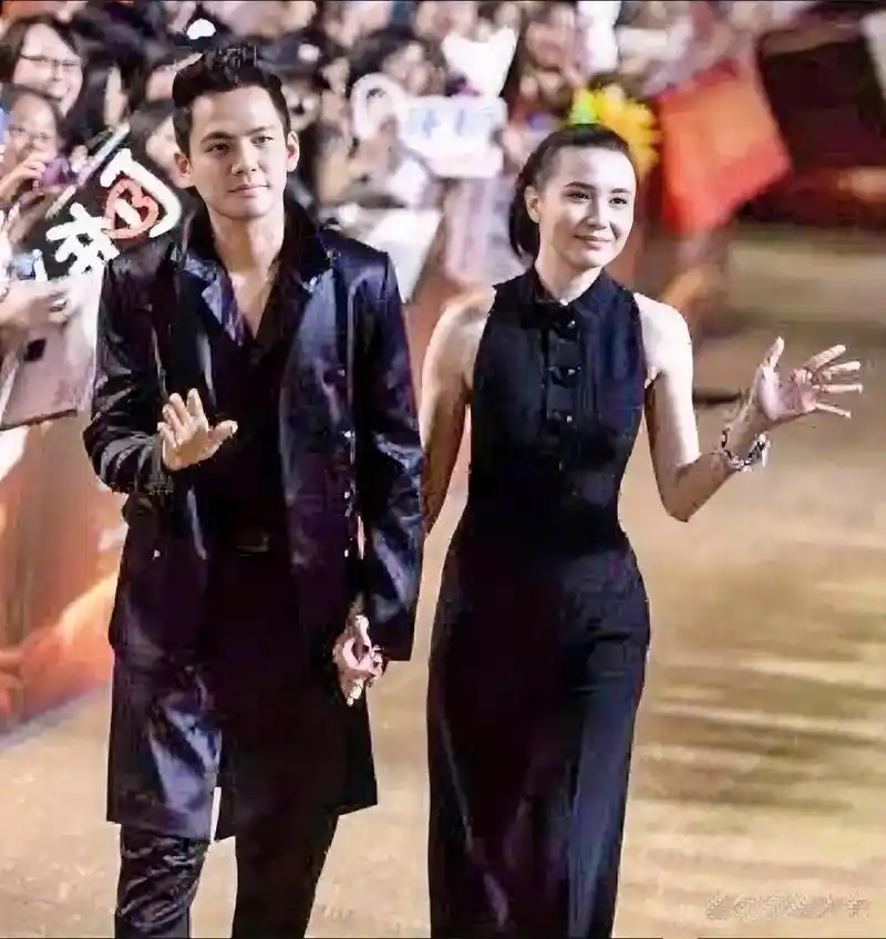 宋佳与钟汉良携手活动生图,钟汉良真的好帅