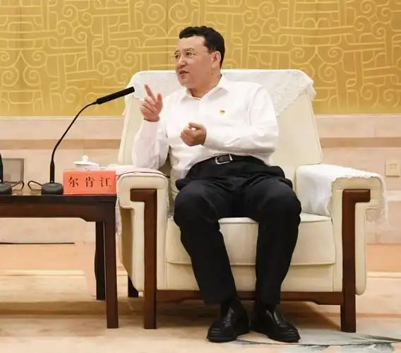 尔肯江·吐拉洪会见陈东升,刘宝林,喻鹏等抗疫先进人物