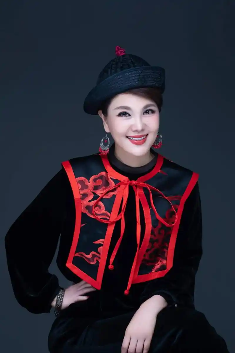 乌兰图雅 新照片喜欢记得收藏哦! - 抖音