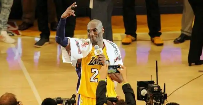 科比谢幕战所披毛巾起拍价5000美元你值得拥有