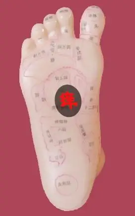 脚底痒,脚底在中间一个地方很痒,在痒的那一块皮肤很厚,经常痒到抓都