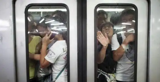 北京一乘客挤地铁被挤骨折起诉地铁公司索赔5万