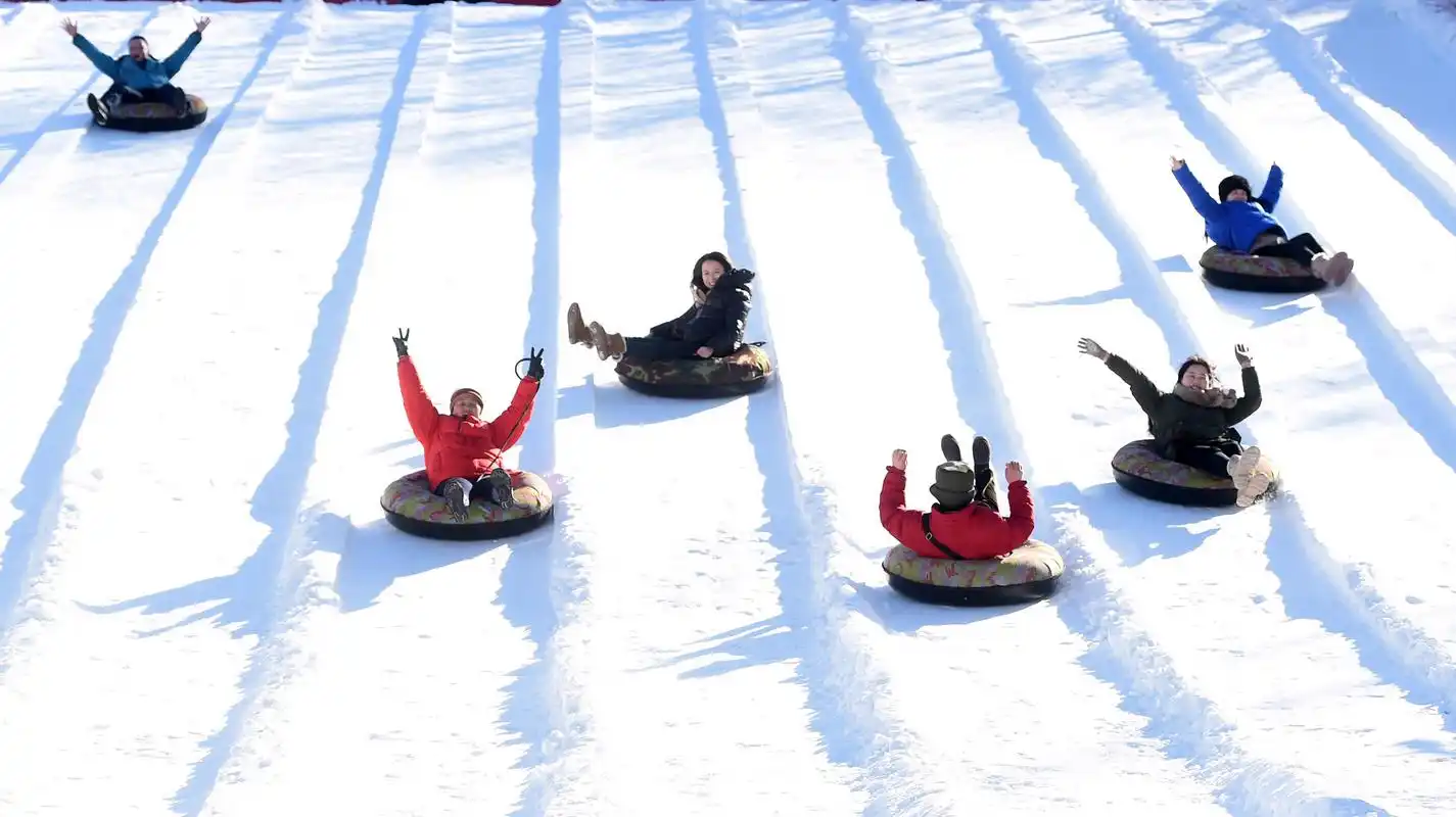 冬奥知识长廊等多项健身休闲,趣味互动项目,让游客在体验雪上运动