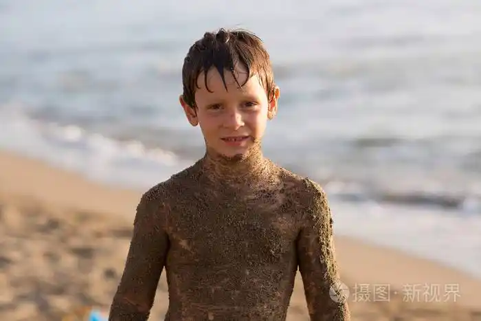 湿砂脏兮兮的男孩