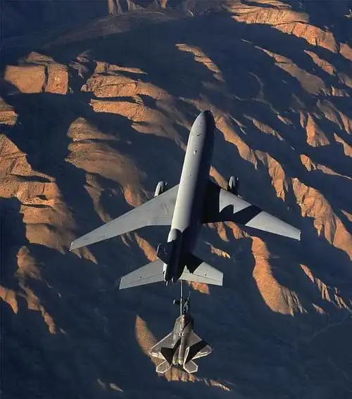 图:f-22战机做侧翻的动作.