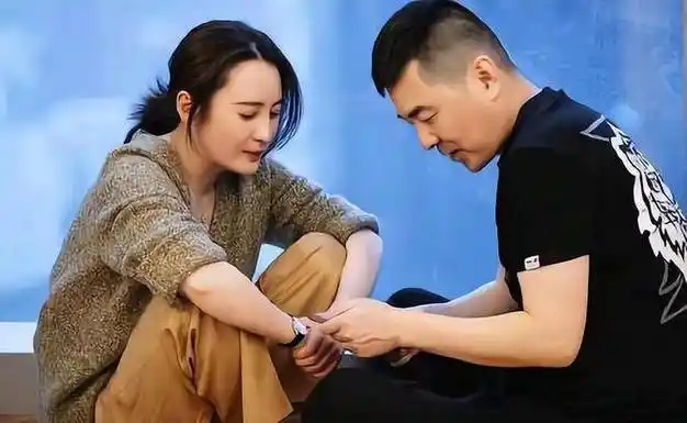 蒋勤勤出席活动,排骨胸身材超抢镜,怼脸镜头没老态依旧抗打_陈建斌