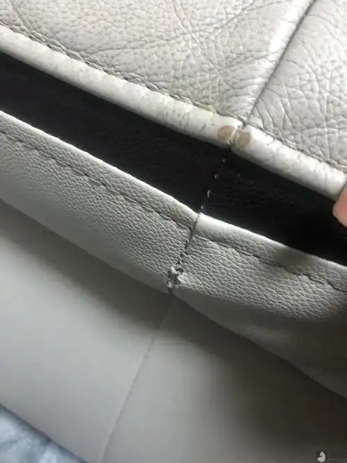 在天猫顾家家居旗舰店购买的真皮沙发出现脱皮,多处烂了好几个口,还被