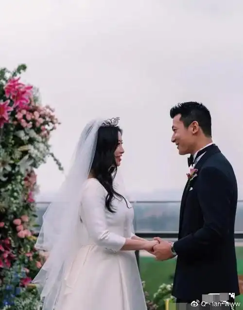 朱珠结婚高清照曝光孕肚明显上围傲人交换戒指时朱珠嘟嘴撒娇