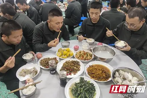 对外省籍新战士来说,适应军营伙食是必须过的一关.