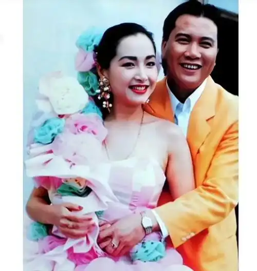 1992年,万梓良与恬妞在香港举行婚礼,此时正是在事业的黄金期!