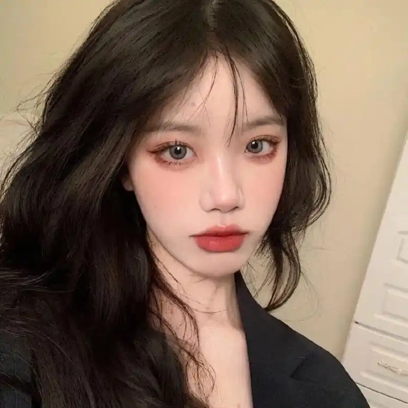 红唇成熟美女头像