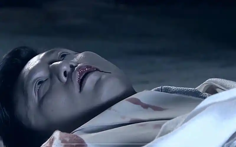 西装男死不瞑目