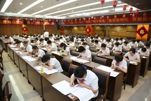 竞赛现场选手沉着冷静认真答题.