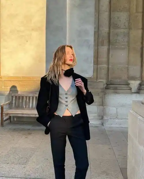 能让穿着者免于它是精英阶级的着装符号之一首先是灰色马甲不妨从单品