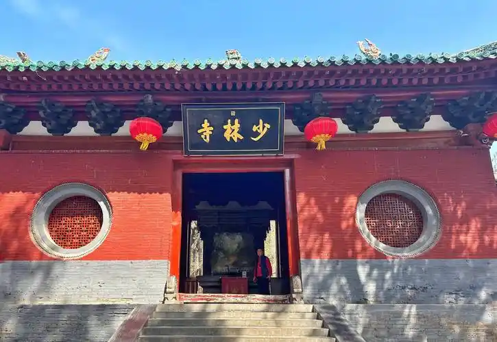 少林寺的建筑,沿中轴线自南向北依次是山门,天王殿,大雄宝殿,藏经阁