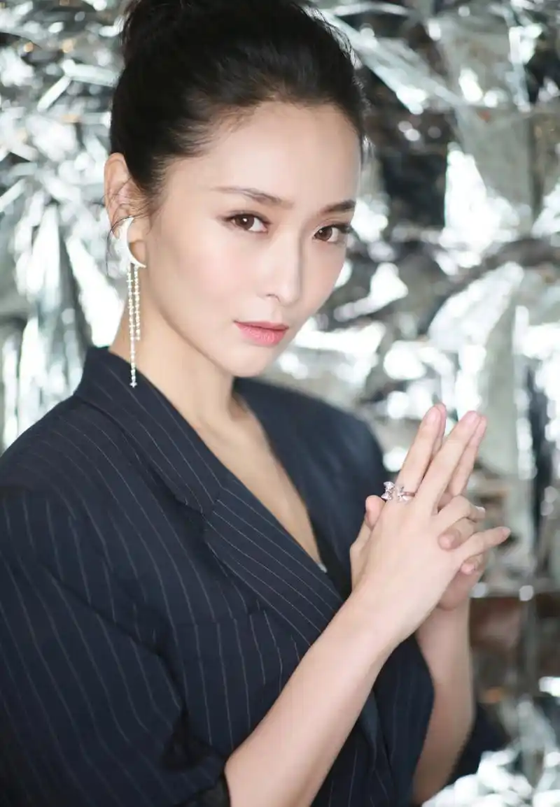 李曼# 最时尚"谋女郎",身材时尚太炸街,如今31岁活成男人梦想