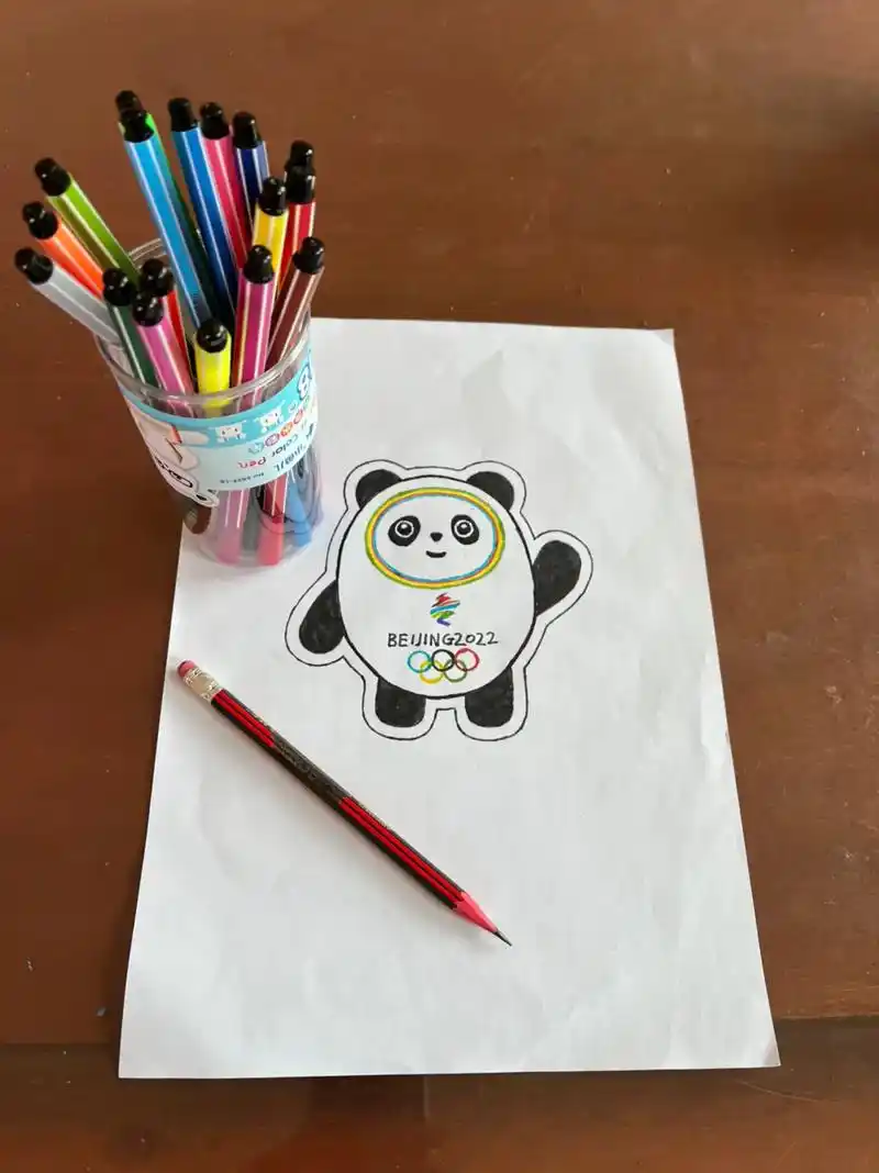 老师叫小孩画冬奥吉祥物冰墩墩