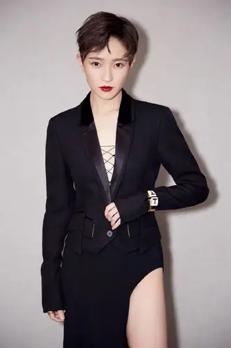 焦俊艳深v开叉裙活动图片:冷艳又性感