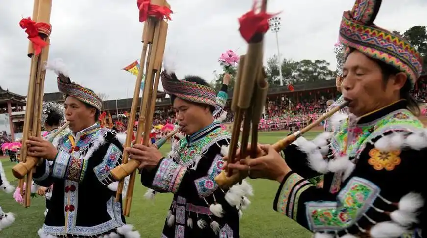 2017广西融水苗族芦笙斗马节呈现出多彩的民族风