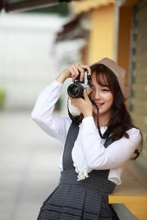 街拍时尚秀成熟气质美女爱拍照姿势很专业