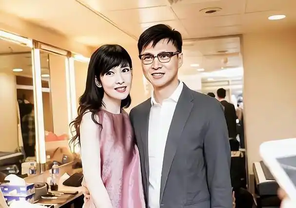 新闻登得特别大,倪震在照片里一脸沉醉,连看的人都觉得挺尴尬的.