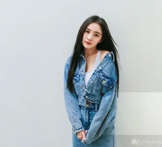 真正会穿的女人牛仔外套不会选择配牛仔裤看杨幂你就知道了