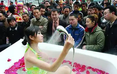 商家促销请美女市民苦等2小时(组图)