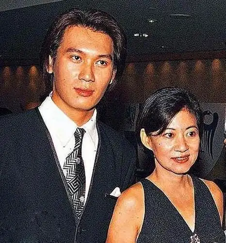 曾与大23岁富婆上演一场母子恋早期的甄志强还有一段引人注目的恋情